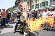 Pirmin Birrer aus Daiwil ist Feuer und Flamme für sein Motorrad. (Bild Dominik Wunderli)