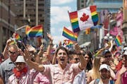 Die Pride Parade: Als erster amtierender Regierungschef Kanadas nahm Justin Trudeau 2016 und auch in diesem Jahr an einem Umzug von Schwulen und Lesben teil. Bei der Gay-Pride-Parade in Toronto hat Trudeau Flagge gezeigt: Er schwenkte eine Regenbogenflagge, das Kennzeichen der Schwulen- und Lesbenbewegung. (Bild: AP)