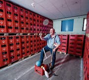 Martin Uster, das Schwergewicht der Zuger Brauszene, offenbart beim Fotoshooting ungeahnte Talente. (Bild: Maria Schmid (Baar, 16. August 2017))