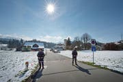 Weil eine Frau drohte, Polizisten zu erschiessen oder sich das Leben zu nehmen, wurde im März 2016 ein Wohngebiet weiträumig abgesperrt. (Bild: Pius Amrein / Neue LZ)
