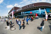 Besucher vor der Messe Luzern.