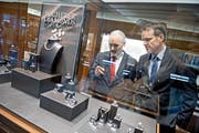 Bucherer-Direktor Josef Williner und Marketingchef Jörg Baumann betrachten Schmuckstücke im bestehenden Teil des Uhren- und Schmuckgeschäfts. (Bild: Pius Amrein/Neue LZ)