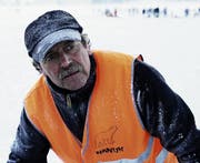 Eismeister Louis Schönbächler: ein Macher, der den Besucherinnen und Besuchern mit seinem Einsatz etwas bieten möchte. (Bild David Cai/Neue SZ)