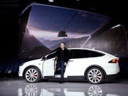 Tesla hat einen weiteren Unfall mit dem "Autopilot"-System bestätigt. Chef Elon Musk, hier bei der Vorstellung des Modell X im September letzten Jahres, steht unter Druck. (Bild: KEYSTONE/AP/MARCIO JOSE SANCHEZ)