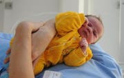 Claudia kam um 7.52 Uhr im Kantonsspital Uri zur Welt. (Bild Urs Hanhart/Neue UZ)