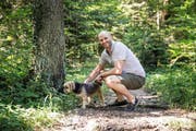 Er traut Kriens-Luzern einiges zu: Trainer Heiko Grimm mit seiner Hündin Taigo. (Bild Manuela Jans- Koch)