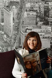 Nadja Aschwanden in ihrer Wohnung in Kriens vor dem Wandbild von New York. (Bild Eveline Beerkircher)