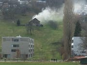 Rauch tritt aus der Scheune aus. (Bild: Leserreporter David Reimann)