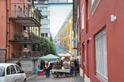 Zur Einweihung des Wandbildes versammelten sich gestern Anwohner, Politiker – und der Künstler. (Bild: Gabriela Jordan (Luzern, 31. August 2017))