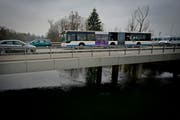 Ein Bus der VBL auf der Reussbrücke. Hier kommt es wiederholt zu Verspätungen. (Bild: Pius Amrein / Neue LZ)