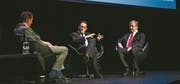Diskutierten im Casino Zug: Moderator Steven Loepfe, Alex Müller von der Zuger Kantonalbank und Ökonom Klaus Wellershoff (v. l.). (Bild: PD (Zug, 13. November 2017))