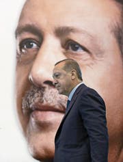 Recep Tayyip Erdogan auf dem Weg zu einer Rede vor AKP-Anhängern im osttürkischen Kars. (Bild: Yasin Bulbul/AP (2. Dezember 2017))