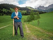 Pfarrer Toni Schmid mit kolumbianischem Hut vor seiner Baumallee bei seinem Wohnhaus in Sörenberg. (Bild: Philipp Schmidli (30. Juni 2017))
