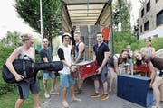 Ein Fixpunkt im Jahresprogramm der Jugendverbände: das Sommerlager. Auf dem Bild zu sehen ist die Pfadi Baar beim Verladen des Materials für das Lager im letzten Sommer. (Bild: Werner Schelbert (7. Juli 2017))