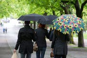Der Regenschirm wird auch dieses Wochenende im Einsatz stehen. (Symbolbild Keystone)