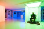 Alexander Klapproth, Leiter des iHomeLab inmitten der Technik in seinem Modellhaus in Horw. (Bild: Roger Grütter)
