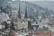 Der Plan Lumière schreibt für die Hofkirche eine neue Beleuchtung vor. Bis Ende Jahr soll die Kirche in neuem Licht erstrahlen. (Bild: Pius Amrein / Neue LZ)