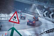Es muss nicht immer Glatteis sein: Neue Schilder warnen Autofahrer vor der Blegikurve vor Schleudergefahr. (Bild Stefan Kaiser/Neue ZZ)
