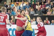 Der Schweizer Regisseur Lukas von Deschwanden (am Ball) erzielte fünf Treffer aus elf Versuchen. (Bild: Michel Canonica (St. Gallen, 10. Januar 2018))