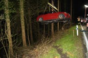 Während der Aufräumarbeiten war die Neuheimerstrasse für rund sechs Stunden komplett gesperrt. (Bild: PD)