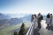 Die Leute geniessen das warme Herbstwetter auf dem Stanserhorn. (Bild: Manuela Jans-Koch)