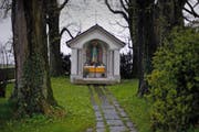 Noch heute steht zwischen Lindencham und St. Wolfgang das «Helgenhüsli», welches ursprünglich an den Fund zweier Skelette erinnert. (Bild Stefan Kaiser)