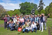 Die LZ-Reisegruppe mit Lohri-Reiseleiter Renato Probst (vorne) im Hagley-Park von Christchurch auf Neuseeland. (Bild: PD)