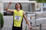 Der Gewinner: Riesenfreude bei Egon Auchli über seinen Sieg am 17. Nidwaldnerlauf. (Bild: Philipp Schmidli / Neue NZ)