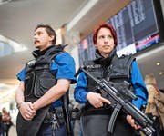 Patrouillieren künftig auch in Zügen Polizisten mit automatischen Waffen? Im Bild: Beamte der Kantonspolizei Zürich am Flughafen in Kloten. (Bild: Keystone/Ennio Leanza)