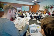 Reporter Christian Hodel beantwortet den Fünft- und Sechstklässlern von Lehrer Thomas Bitterli an der Schule Neudorf Fragen zum Journalistenberuf. (Bild Pius Amrein)