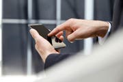 Wenn Geschäftsleute über Smartphone-Apps chatten, sollte ein höherer Sicherheitsstandard gelten. (Bild: Getty)