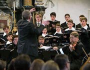 Eberhard Rex dirigiert die Sängerknaben in der Pfarrkirche Andermatt. (Bild: Priska Ketterer (2. Dezember 2017))
