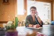 Margrit Kottmann aus Ohmstal nimmt bei «Offeni Tür i de Not» die Sorgen der Bauern entgegen. (Bild: Roger Grütter (28. September 2017))