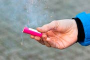 Beim Zünden von Feuerwerk aus der Hand ist höchste Vorsicht geboten. (Bild: PD)