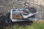 Dieser Grill ging in Flammen auf. (Bild Feuerwehr Cham)