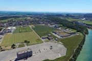 Das Industrieareal an der Aare mit langer Tradition: 1881 begann man hier mit der Zelluloseproduktion, 2008 wurde die gesamte Produktion stillgelegt. Mit der Biotechfabrik von Biogen kehrt nun neues Leben ein. (Bild: pd)
