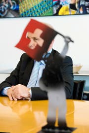 Blick auf Ueli Maurer durchs Schweizer Kreuz: Der Verteidigungsminister beim Interviewtermin am vergangenen Freitag in seinem Büro in Bern. (Bild: Keystone/Marcel Bieri)