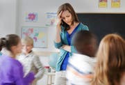 Eine ratlose Lehrerin: Erziehungsfragen bringen Lehrpersonen an ihre Grenzen. (Bild: Getty)