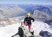 Alex Issler mit einem Plüschtier auf einer Bergspitze. (Bild pd)