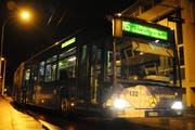 Ein Nachtbus der VBL in Luzern. (Symbolbild Boris Bürgisser / Neue LZ)