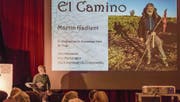 Martin Gadient erzählt im Menzinger Altersheim Maria vom Berg von seinem Marsch auf dem Jakobsweg.Bild: Patrick Hürlimann (16. März 2017)