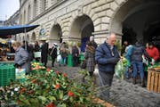 Wochenmarkt an einem Dienstag in der Stadt Luzern unter der Egg. (Bild: Corinne Glanzmann / Neue LZ)