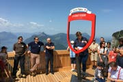 Bei perfekten Bedingungen genossen die 30 geladenen Gäste aus Politik und Wirtschaft das 360 Grad-Panorama auf dem Dach der Bergstation Rotenflue. (Bild: Remo Gwerder)