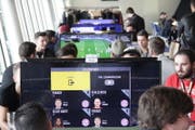 Gamer messen sich im FIFA 2017 auf der PlayStation. (Bild: chg)