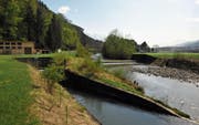 Die Sarneraa auf Höhe des Flugplatzes Alpnach. Links die Wasserrückgabe aus dem CKW-Kraftwerk. (Bild: Adrian Venetz (Alpnach, 24. April 2015))