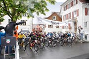Spannung herrschte beim Start der Biker gestern am Burgbachplatz. Julian Hodel, Sieger des Laufes auf den Zugerberg, überholte kurz vor dem Ziel den lange führenden Tino Hurni (Bild unten). (Bilder Patrick Hürlimann)