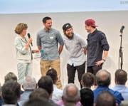 Jurymitglied Doris Russi Schurter (links) übergab gestern den Neuunternehmer-Preis an die Pastarazzi, im Bild von links: Markus Hurschler, Kim Zumstein und Benito Omlin. (Bild: Boris Bürgisser)