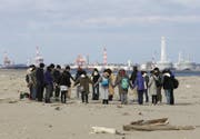 Eine Gruppe Japaner ehrt die 20 000 Todesopfer, welche das Erdbebens vom 11. März 2011 einforderte. Dabei ereignete sich in Fukushima das schwerste Reaktorunglück seit Tschernobyl (1986). (Bild: Kimimasa Mayama/Keystone (Sendai, Japan, 11. März 2017))