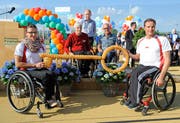 Schlüsselübergabe für die Leichtathletikanlage im SPZ Nottwil: Daniel Joggi (Präsident Stiftungsrat, hinten links) und Heinz Frei (Präsident Gönner-Vereinigung, hinten rechts) übergeben den Schlüssel an Manuela Schär und Marcel Hug. Hinten Festredner Bundesrat Ueli Maurer. (Bild: Kurt Grüter)