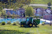 Im Freibad in Kriens liefen gestern die Vorbereitungen für die Saisoneröffnung von heute Samstag auf Hochtouren – der letzte Schliff wurde auch dem Rasen verpasst. (Bild Dominik Wunderli)